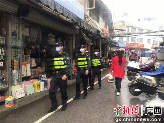 特巡警大队在辖区菜市场开展巡逻。邕宁警方供图