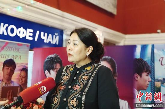 吉国国家议员、国家议会社会政策委员会主席维尼拉·卡雷别科夫娜在观看电影《喀什古丽》后接受媒体采访。陈鑫 摄