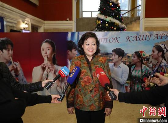中国驻吉国大使杜德文接受媒体联合采访谈《喀什古丽》观影感受。陈鑫 摄