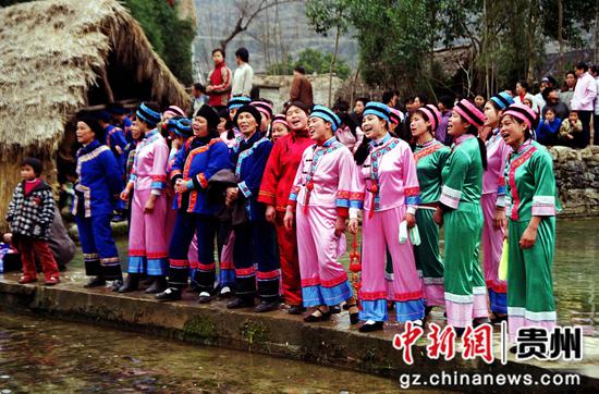 江口县云舍村村民在进行山歌比赛。资料图