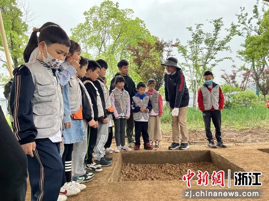 学生体验考古活动 安吉古城考古遗址公园供图