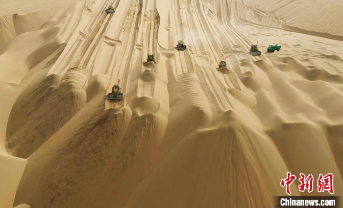 沙漠公路讓大漠成通途 新疆民眾不再“隔沙相望”
