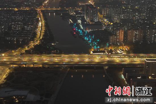 众多车辆通过石祥路穿越中国大运河。（无人机照片） 王刚供图