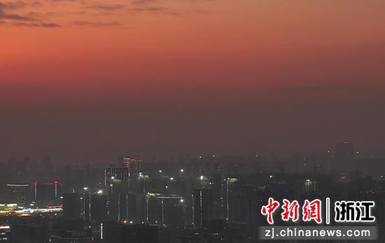 杭州一建筑工地上空的晚霞。（无人机照片） 王刚供图