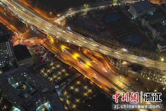 航拍夜幕下的上塘高架路。（无人机照片） 王刚供图