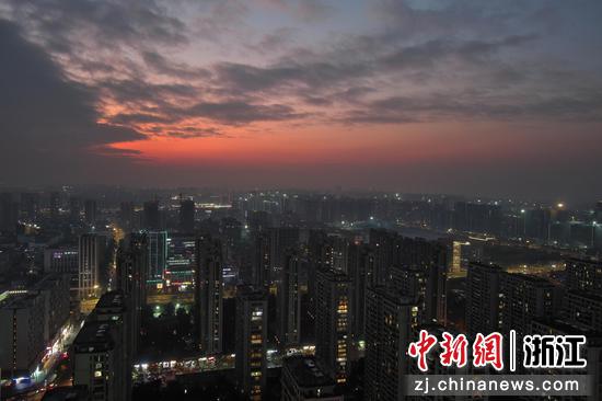 晚霞褪去，杭州已是万家灯火。（无人机照片） 王刚供图