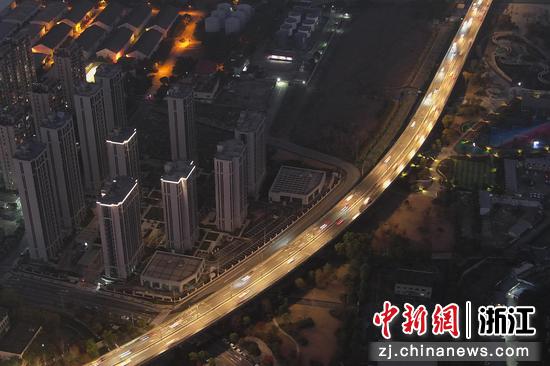 航拍夜幕下的上塘高架路。（无人机照片） 王刚供图