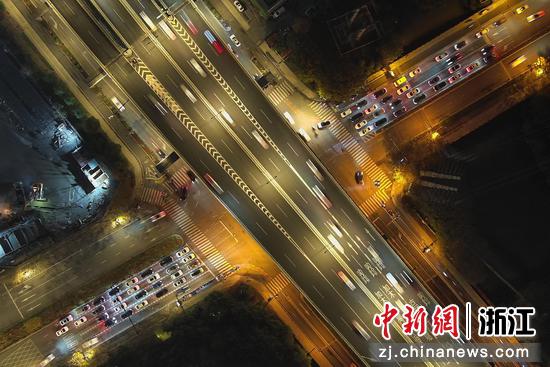 众多车辆穿行于石祥路和萍水街路口。（无人机照片） 王刚供图