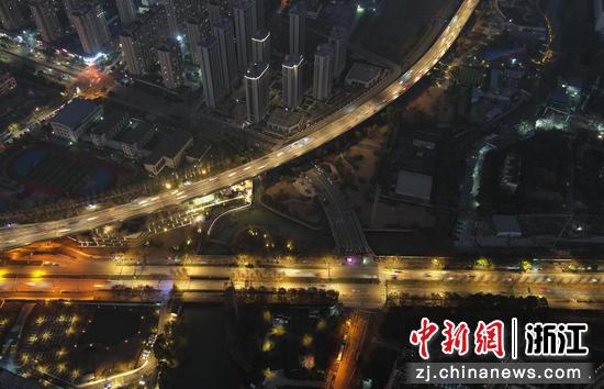 众多车辆行驶在通益路和上塘高架路。（无人机照片） 王刚供图