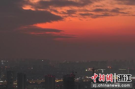 杭州城市上空的晚霞。（无人机照片） 王刚供图