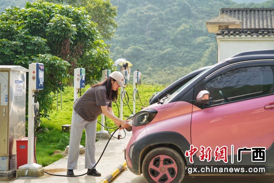 在广西柳州市柳城县，南方电网广西柳州柳城供电局为红马山农家乐景区配置了充电桩，为游客解决新能源汽车的“里程焦虑”。马聪 摄