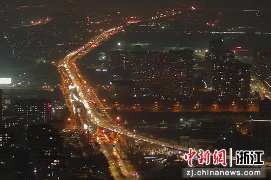 航拍夜幕下的石祥路。（无人机照片） 王刚供图