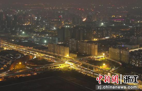 众多车辆行驶在瓜山立交上。（无人机照片） 王刚供图