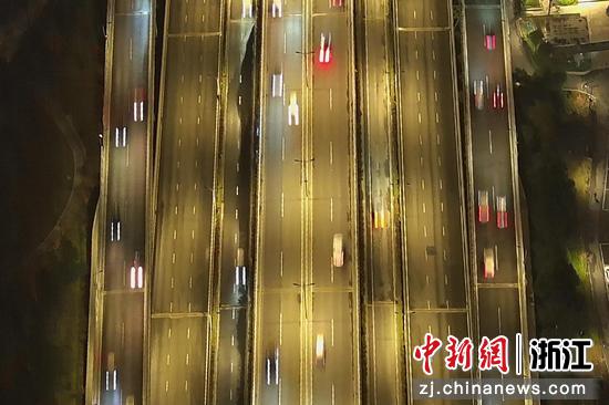 航拍石祥路的晚间车流。（无人机照片） 王刚供图