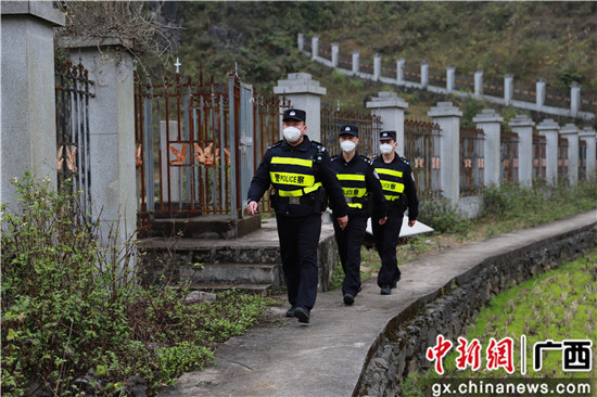 1月1日，广西龙邦出入境边防检查站民辅警们巡逻在祖国的边境线上。蒙正欢 摄