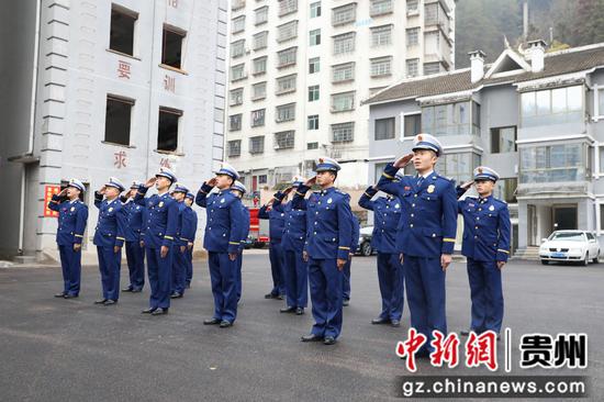 全体消防员凝望国旗敬礼、高唱国歌。刘梦摄