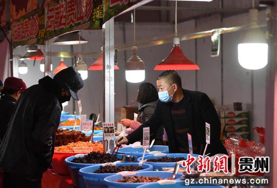 12月31日，市民在贵阳市南明区2023幸福中国-贵阳第八届迎春年货节集市选购食品、年饰等消费品。