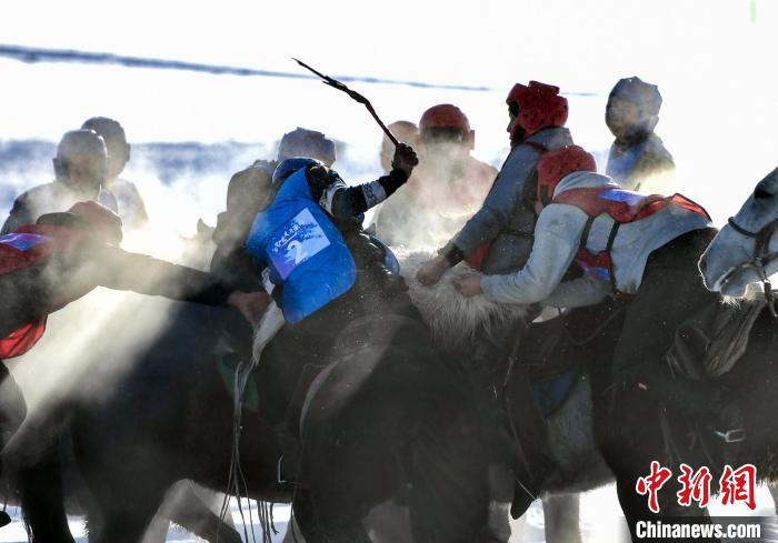 乌鲁木齐：郊野山间雪地叼羊比赛 演绎“马背上的速度与激情”