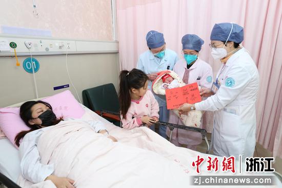 医护人员为新年宝宝制作手工大红贺卡。单明铭（通讯员）摄
