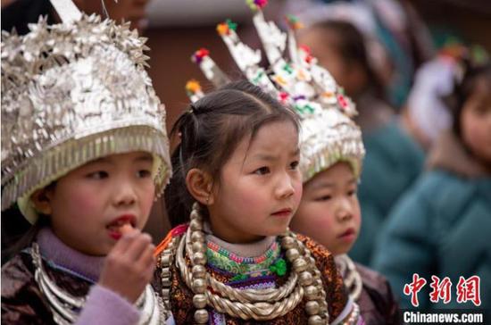 在贵州省从江县下江镇秋里苗寨，苗族小女孩在观看芦笙节活动。　吴德军 摄