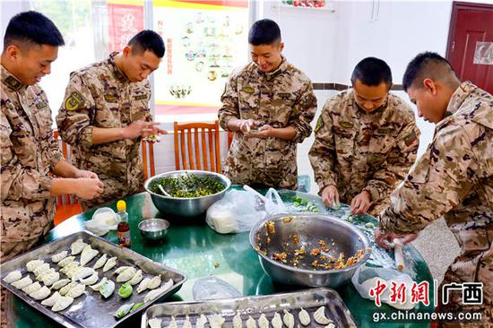 官兵组织包饺子活动。胡智 摄