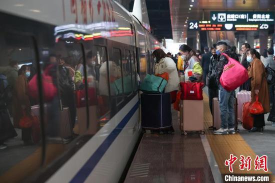 旅客在贵阳北站登车。　瞿宏伦　摄