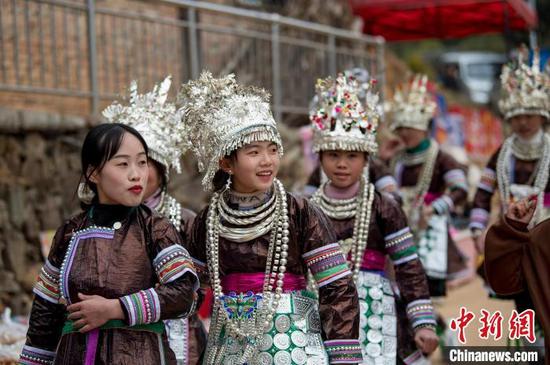 贵州省从江县下江镇秋里苗寨，苗族姑娘在参加芦笙节活动。　吴德军　摄