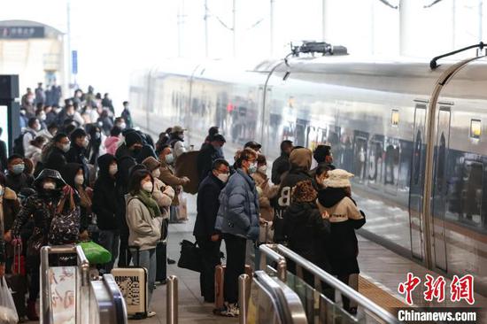 旅客在贵阳北站等待登车。　瞿宏伦 摄