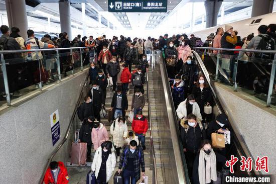 旅客在贵阳北站出站。　瞿宏伦 摄