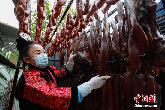 贵州剑河：苗寨腊肉生产加工忙