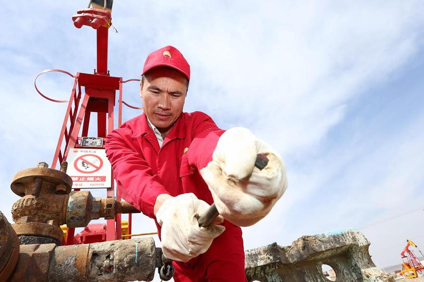 肉孜麥麥提·巴克在油田生產現場工作。新疆油田公司提供