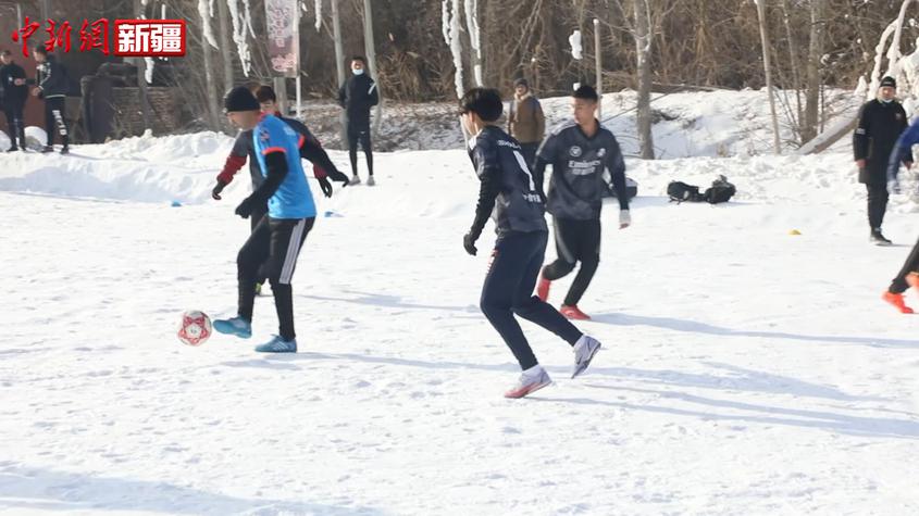 新疆莎车县：雪地足球点燃冰雪激情