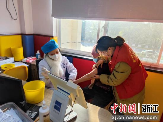 志愿者带领老人看病 长兴县委组织部 供图