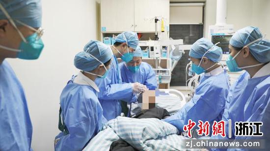 医护人员对患者开展救治。浙江省新华医院供图