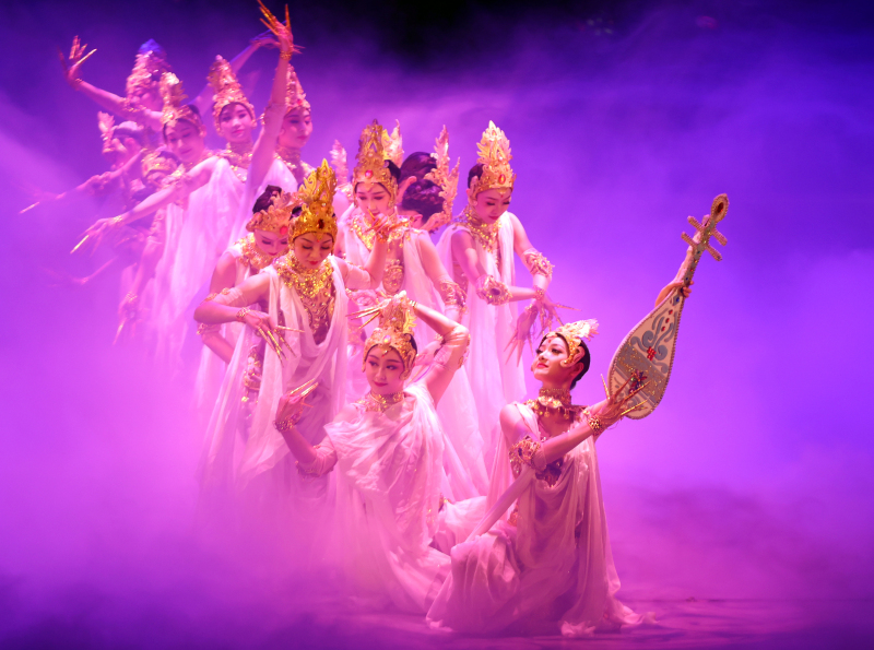 《丝路花雨》是甘肃省歌舞剧院以中国唐朝极盛时期为背景，博采各地民间歌舞之长，创作的大型舞剧。本稿图片均由乌鲁木齐市委宣传部提供