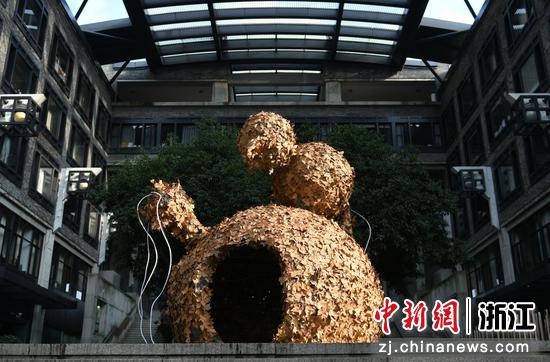 在中国美术学院南山校区展示的落叶艺术作品。王刚 摄