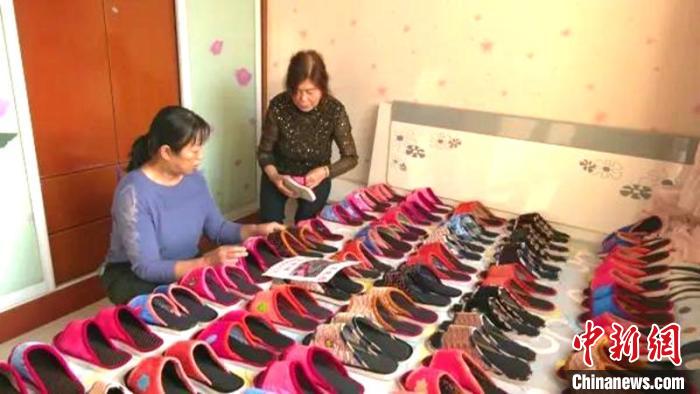 传承传统技艺 新疆女子14年一针一线手工绣布拖鞋