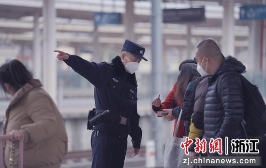 义乌铁警给旅客提供服务。王阳俊 摄