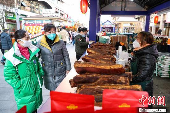 市民在2023百姓新春年货节现场挑选农特产品。　瞿宏伦 摄