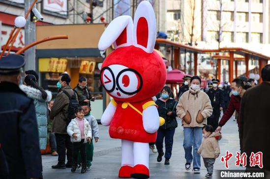 2023百姓新春年货节现场的兔子人偶吸引民众。　瞿宏伦 摄