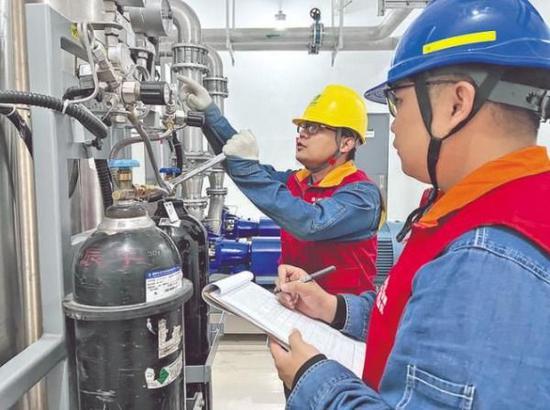 国网新疆超高压分公司党员在现场更换阀冷设备间的氮气瓶。刘畅 摄