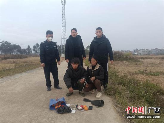 图为钟山县公安局办案民警抓获盗窃家禽的2名嫌疑人。黄斯文  摄