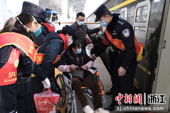 民警在站台上护送行动不便的旅客登车。贺瑞明（通讯员）摄