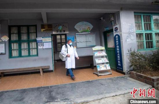 在从江县翠里瑶族壮族乡高文村，村卫生员文齐华出门准备与县乡医务人员及村干上门开展巡诊服务。　吴德军 摄