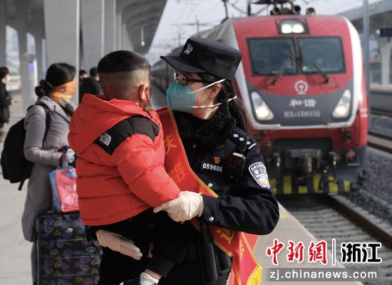 民警在站台上抱起小男孩。贺瑞明（通讯员）摄