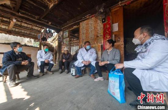 在从江县翠里瑶族壮族乡高文村，村卫生员文齐华与县乡医务人员及村干上门开展巡诊服务。