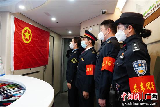 中国铁路南宁局集团有限公司高铁旅客列车“多乘一体”团支部在值乘的“共青团号”列车进行岗前宣誓。