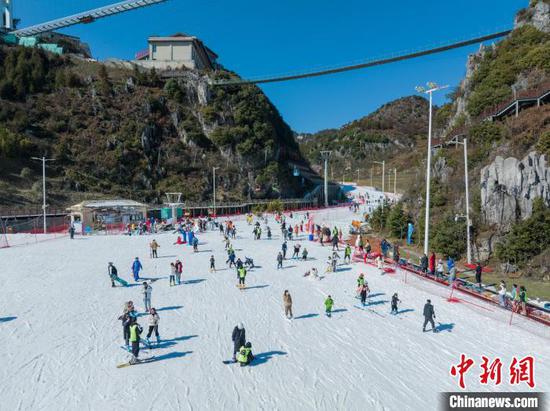 航拍贵州省六盘水市梅花山国际滑雪场。　唐哲 摄