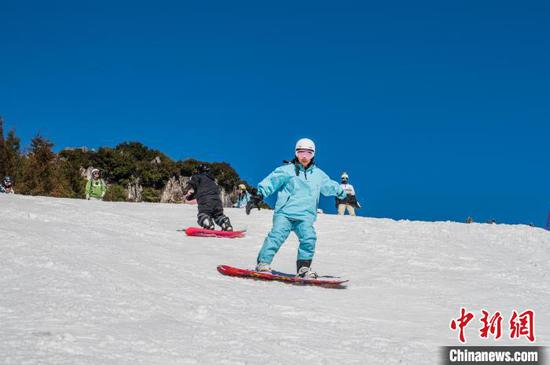 图为游客在贵州省六盘水市梅花山国际滑雪场滑雪。　唐哲 摄