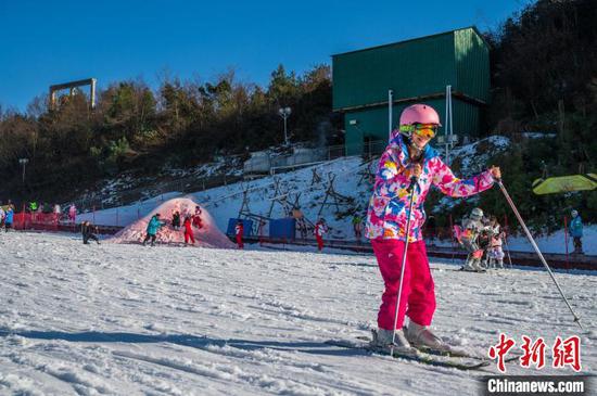 图为游客在贵州省六盘水市玉舍雪山滑雪场滑雪。　唐哲 摄